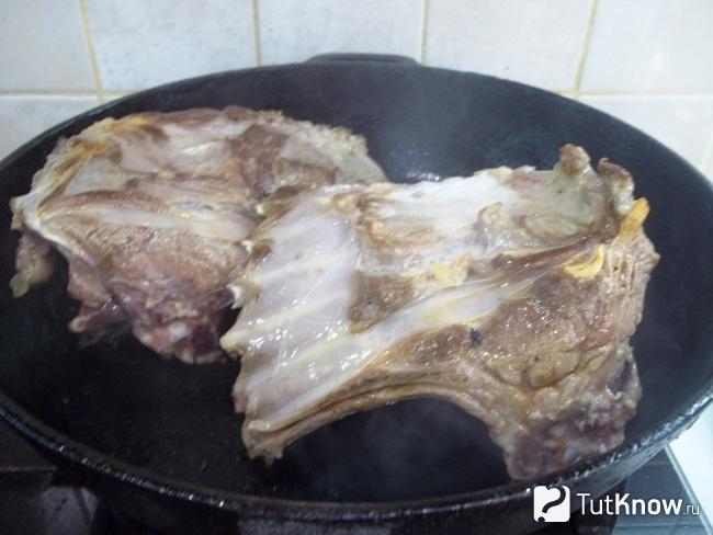 Мясо жарится в сковороде со второй стороны
