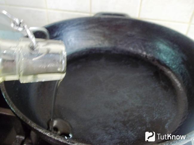 В сковороду налито масло и разогрето