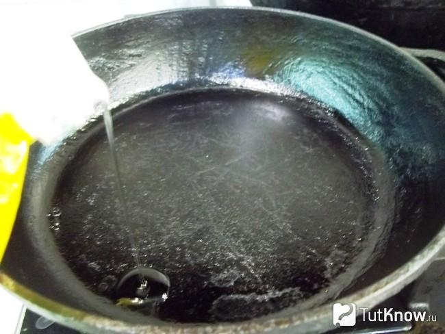 В сковороду налито масло