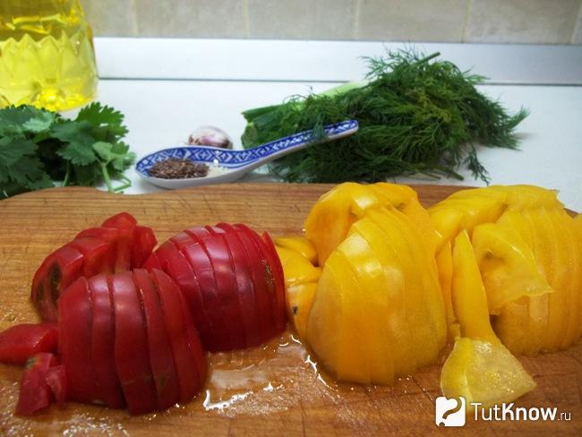 Помидоры нарезаны кусочками