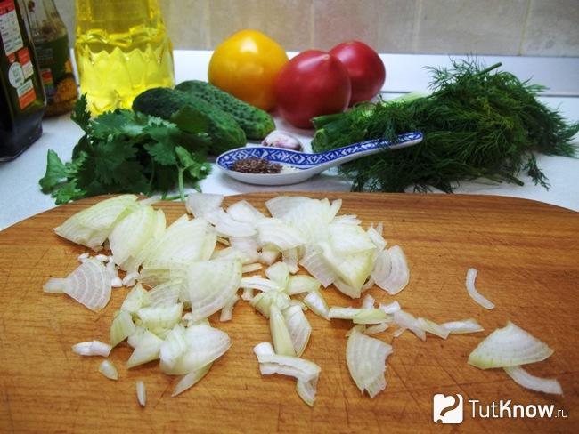Репчатый лук тонко нашинкован