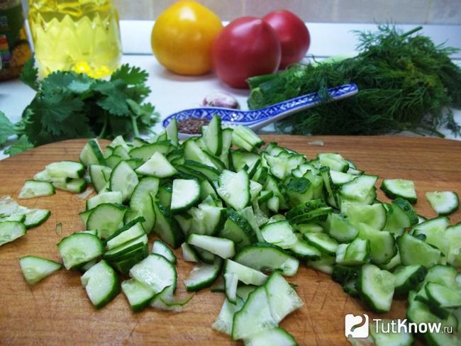 Огурцы нарезаны тонкими четверть кольцами
