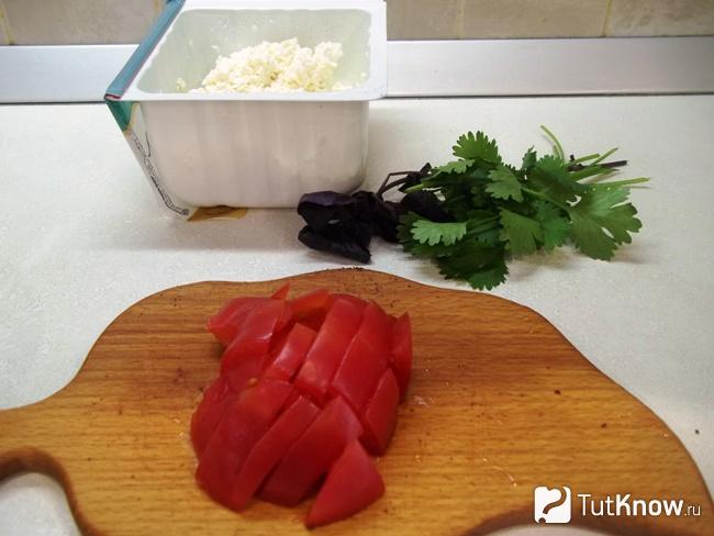 Помидоры нарезаны кусочками