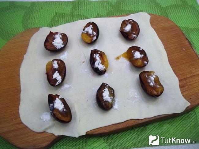 Сливы присыпаны мукой и сахаром