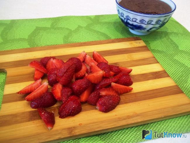 Клубника нарезана дольками