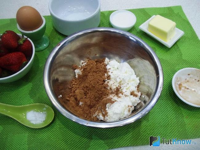 Творог соединен с какао и сахаром