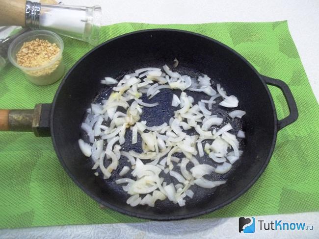 Лук жарится в сковороде