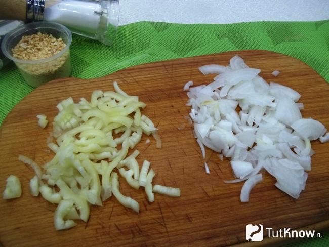 Сладкий перец и лук нашинкованы