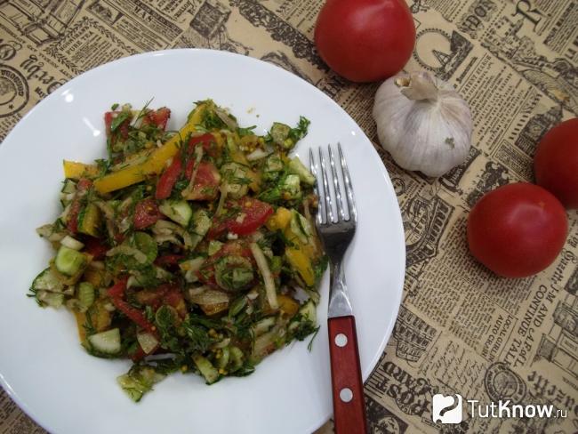 Готовый салат из свежих овощей, с кунжутом и семенами льна