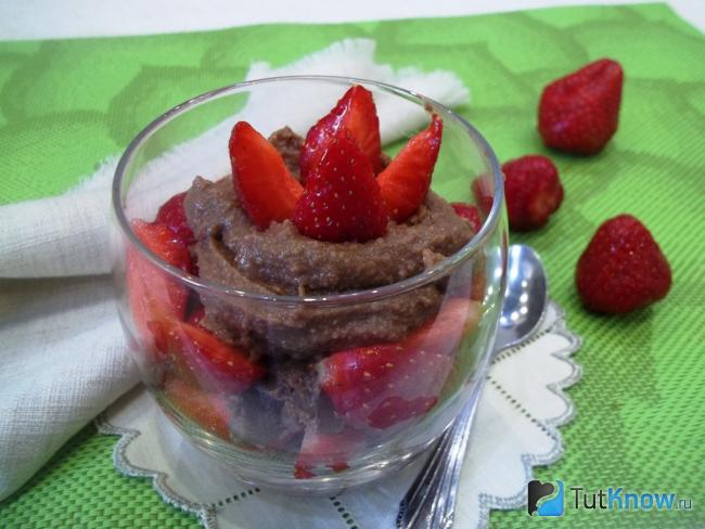 Готовый творожный десерт с шоколадом и клубникой