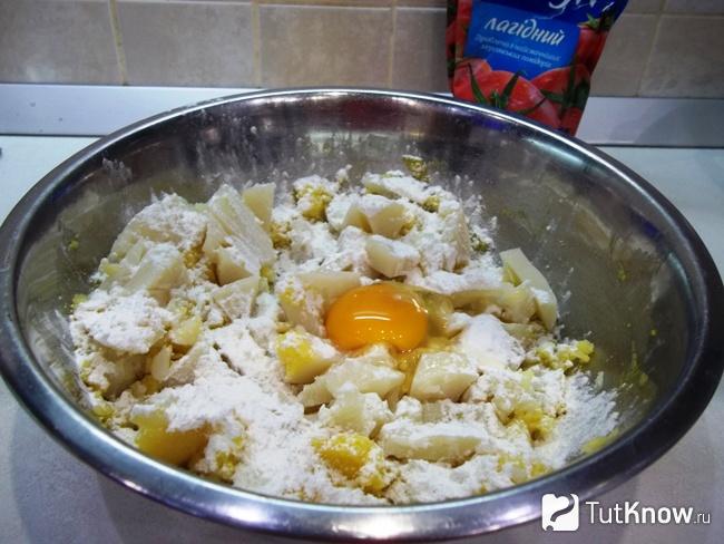 Картофельное пюре соединено с мукой и яйцами
