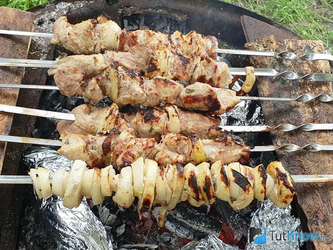 Шашлыки жарятся на мангале