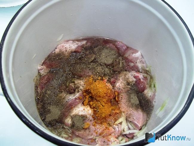 Мясо приправлено специями