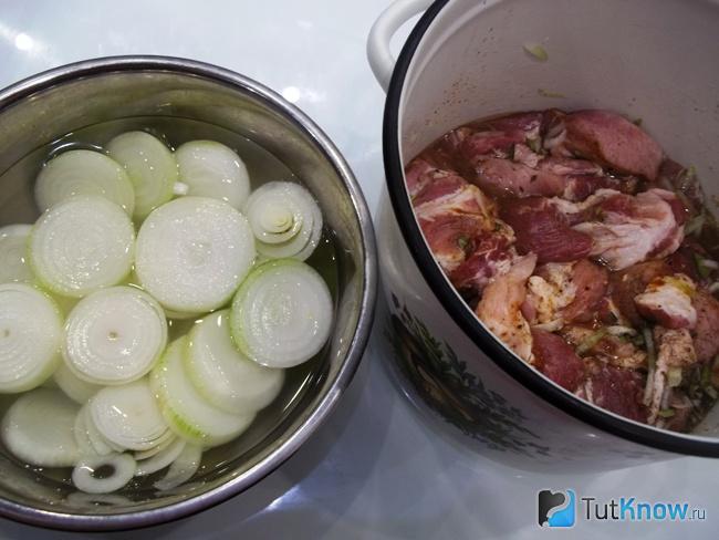 Мясо соединено с маринованными кольцами лука