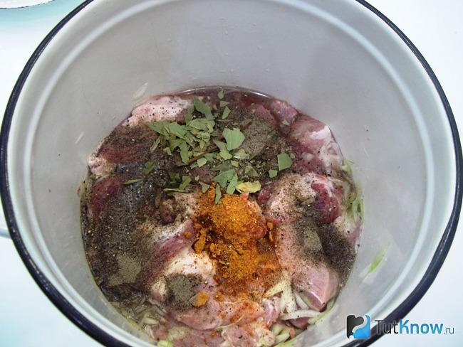 Мясо приправлено специями