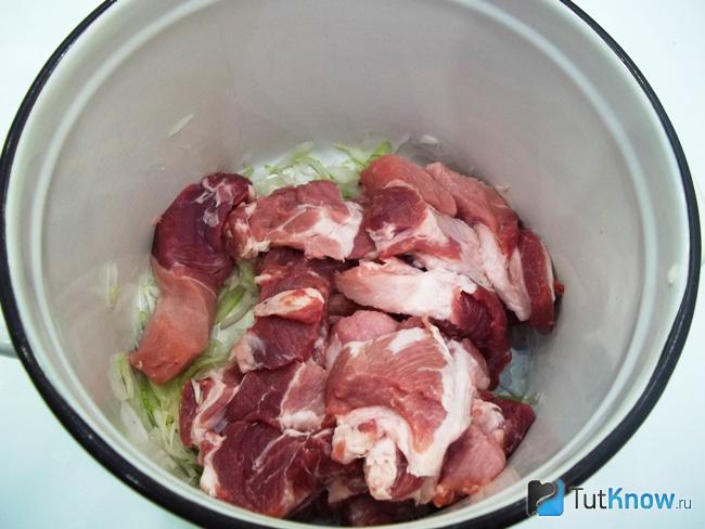 К измельченному луку добавлено мясо