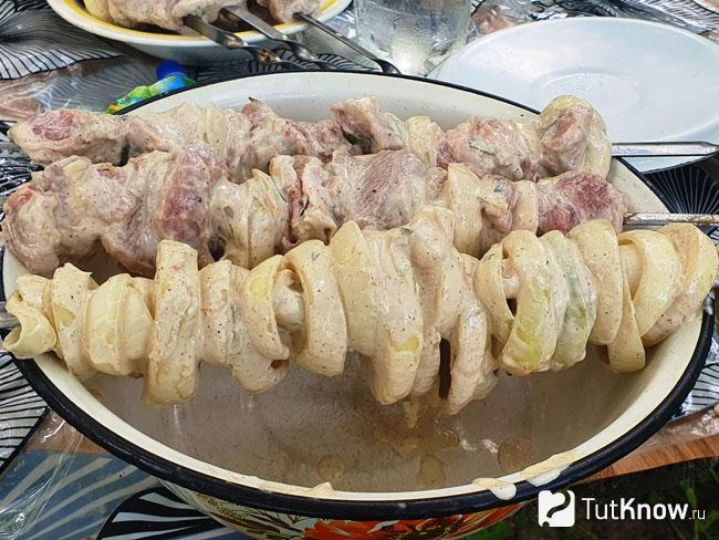 Мясо нанизано на шампур