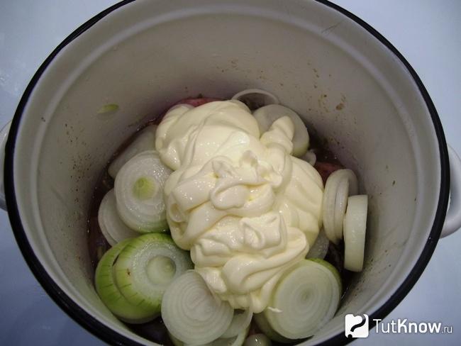 Мясо с луком заправлены майонезом