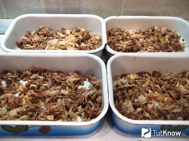 Мясо разложено по емкостям