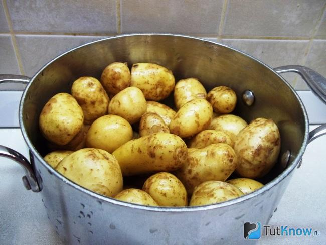 Картошка вымыта и сложена в кастрюлю