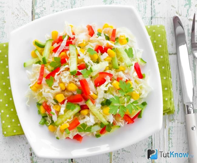 Летний салат из пекинской капусты с кукурузой