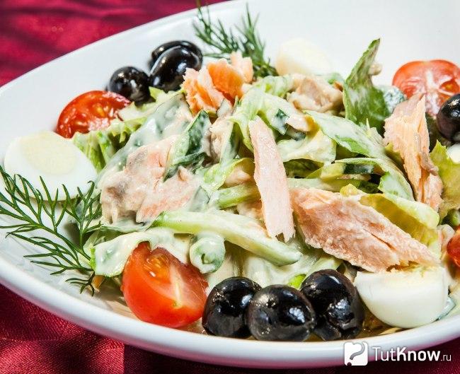 Летний салат с курицей и оливками