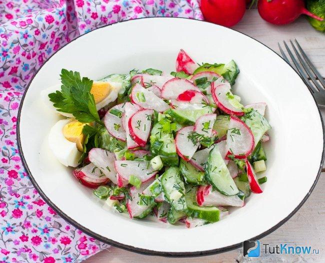 Летний салат с редисом и яйцом