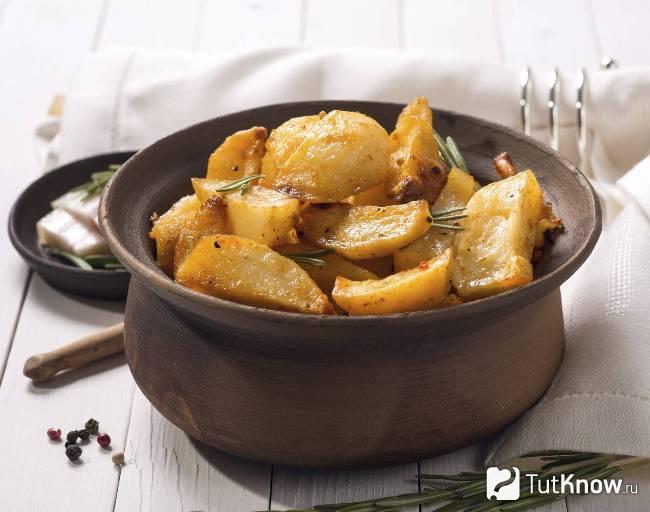 Картофель с салом в горшочке