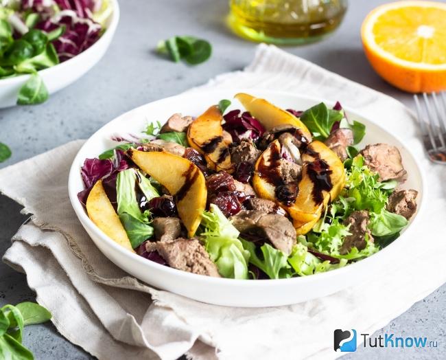 Теплый салат с куриной печенью и грушей