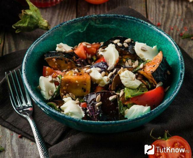 Теплый салат с баклажанами и сыром
