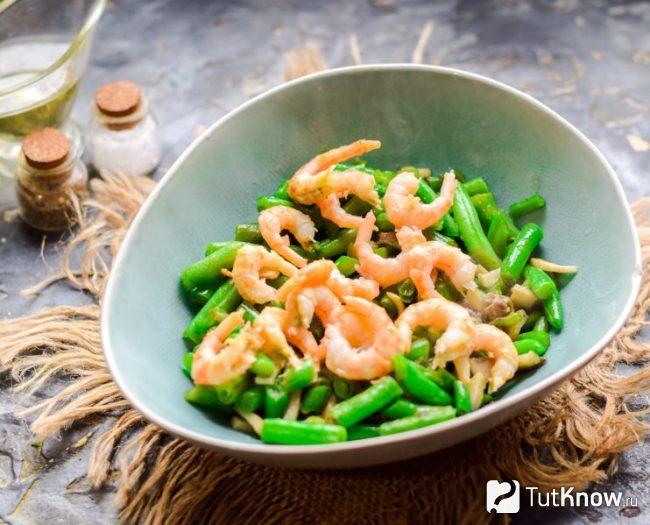 Теплый салат с морепродуктами и стручковой фасолью