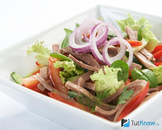 Теплый салат с языком и свежим огурцом