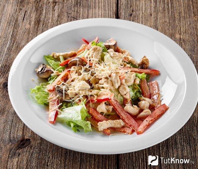Теплый салат с курицей и болгарским перцем