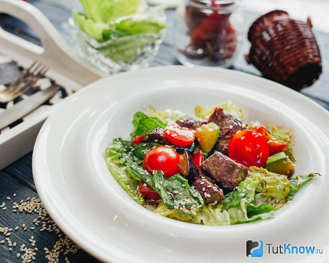 Теплый салат с овощами и говядиной