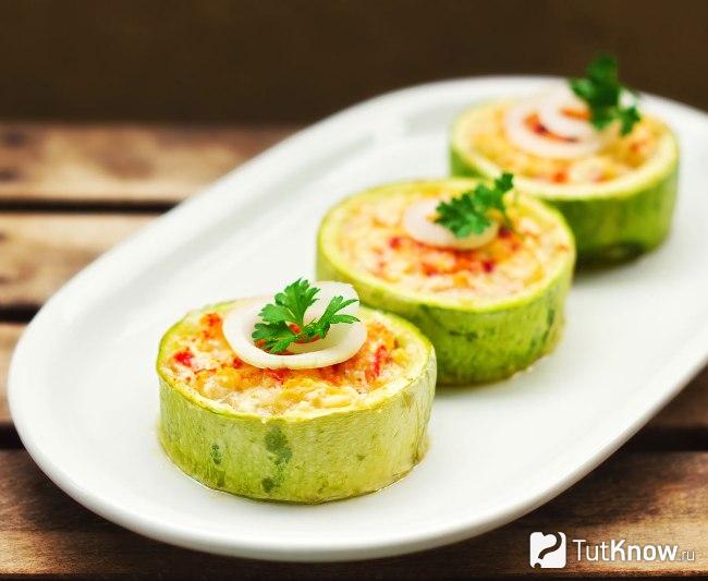 Фаршированные овощами кабачки
