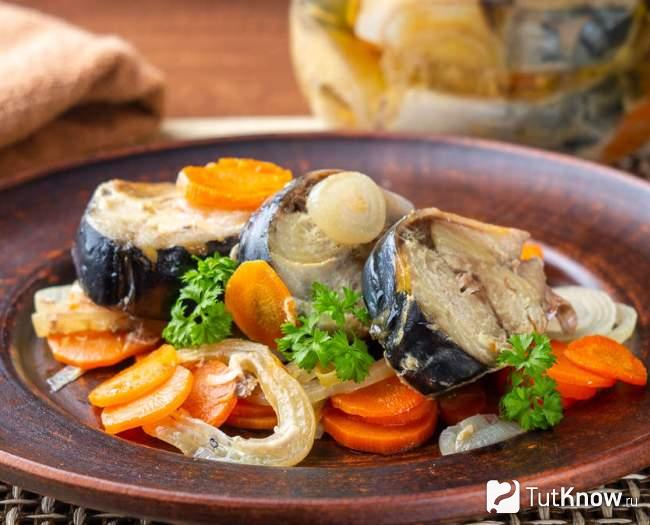 Запеченная с овощами скумбрия