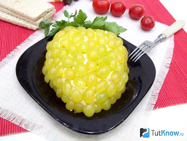 Куриный салат с сыром и виноградом