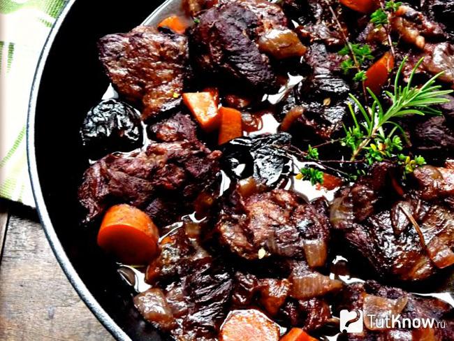 Тушеная говядина с грибами и черносливом
