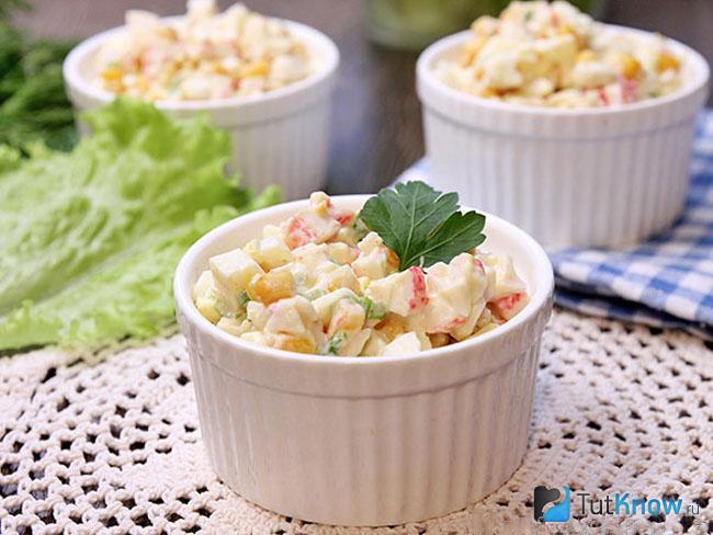 Салат с крабовыми палочками и курицей