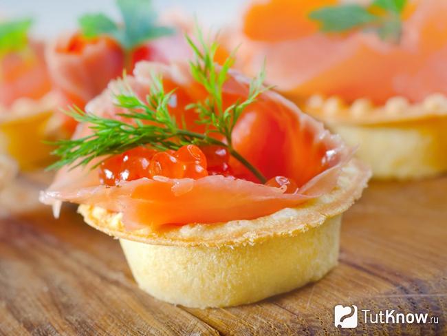 С красной рыбой и красной икрой