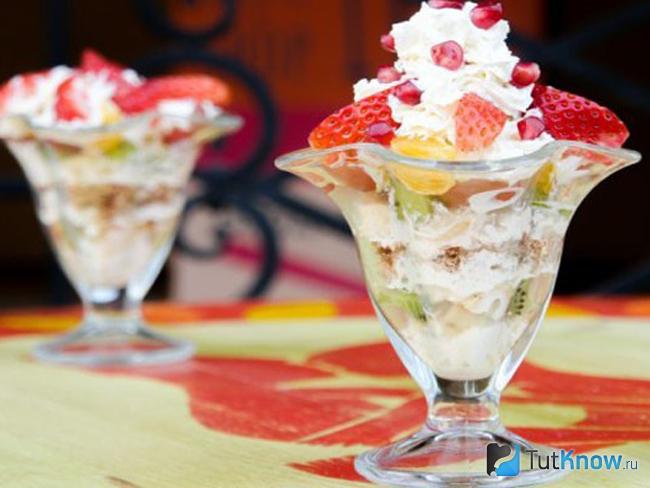Клубничный салат с мороженым и сливками