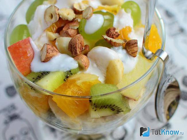 Салат с йогуртом и орехами