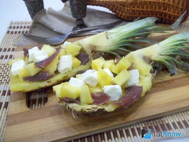 Салат в кожуре ананаса с сыром и балыком