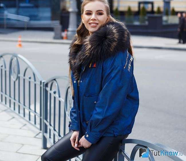 Женская парка с леггинсами