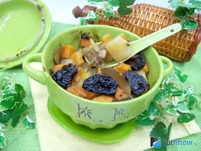 Мясо с тыквой и черносливом