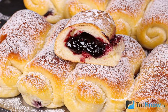 Булочки с джемом из дрожжевого теста