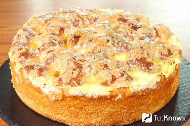 Сахарный дрожжевой пирог со сливками