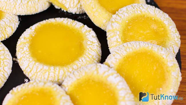 Готовое лимонное печенье с трещинками и курдом