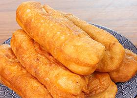 Дрожжевые пирожки с луком и яйцом на сковороде