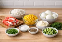 Ингредиенты для салата с крабовыми палочками, яйцом, рисом и кукурузой